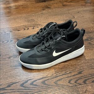 Nike Nyah 2 black/white hardly worn